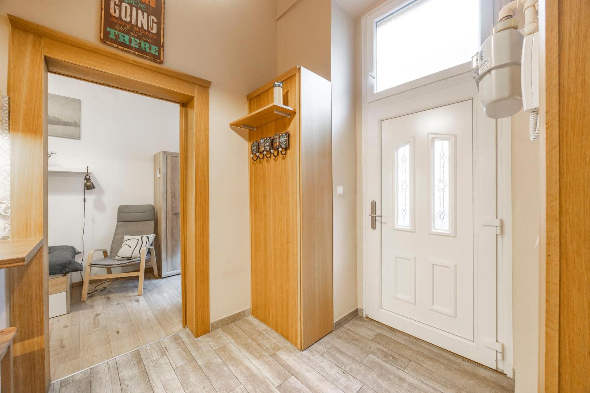 Apartmán Deluxe N' Cozy Center 2bedrm